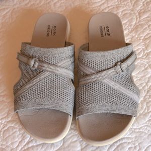 Earth Origins Saru Cassidy Women’s slide sandal light gray Size 7.5 wide